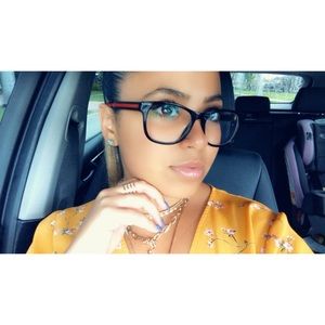 Meet your Posher, Yenisel